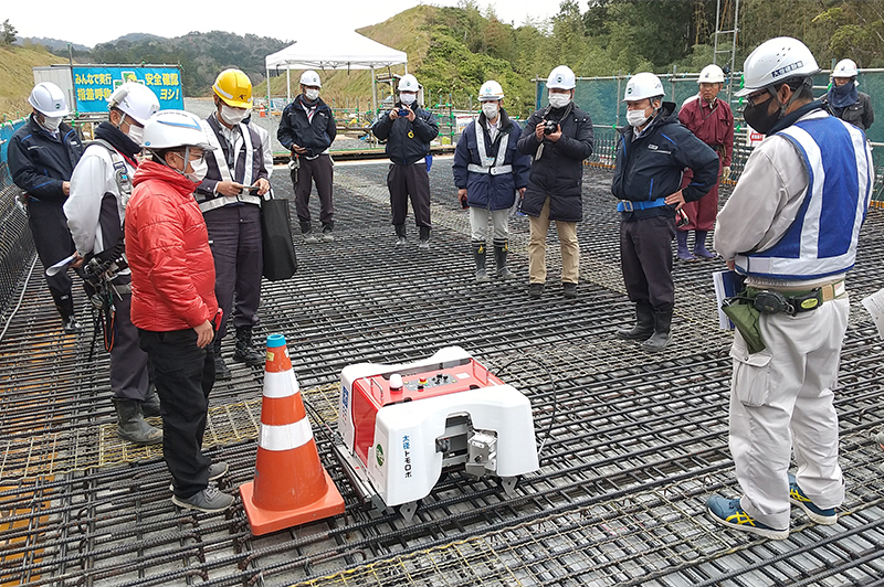 協働型鉄筋結束ロボット「トモロボ」の土木・インフラ対応機共同開発完了