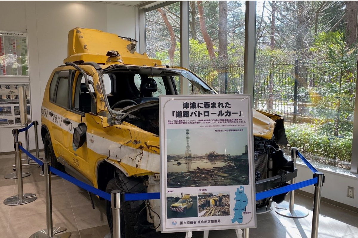 津波に呑まれた「道路パトロールカー」(仙台合同庁舎B棟1Fに展示)