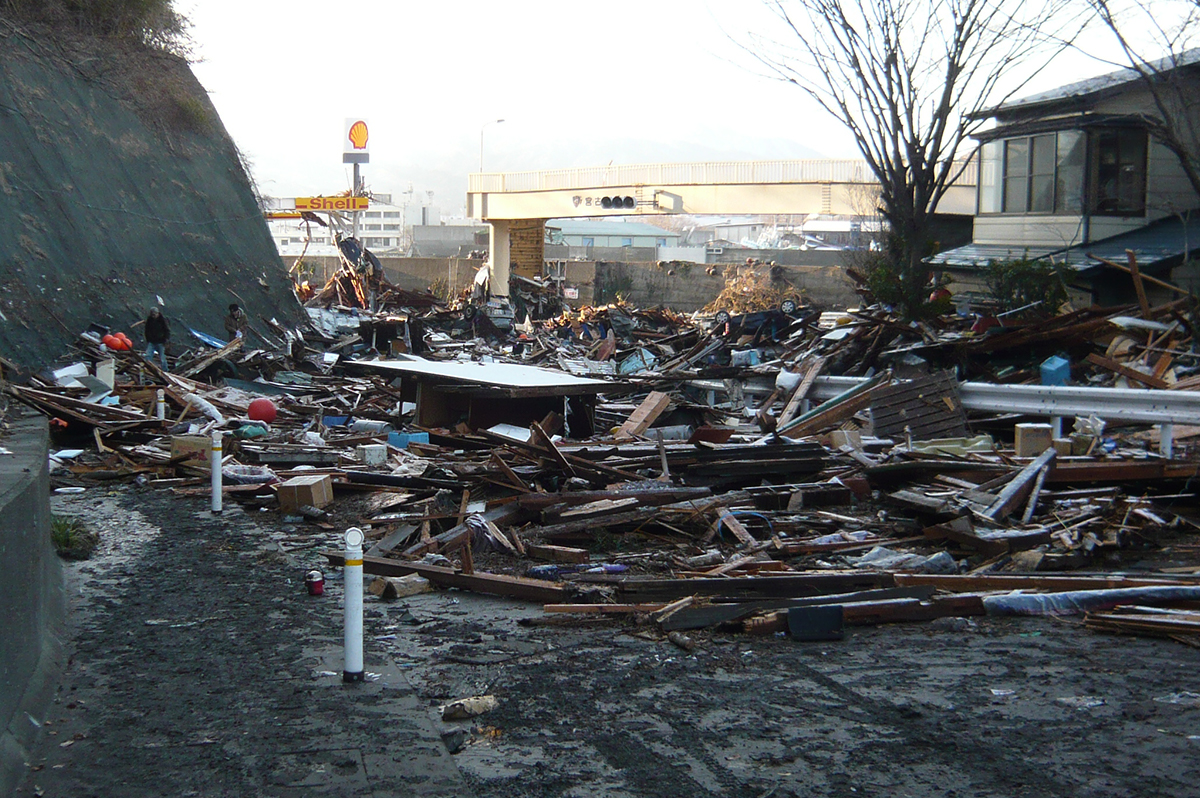 国道45号宮古市愛宕交差点がガレキでふさがった状態 / 出典:国土交通省東北地方整備局