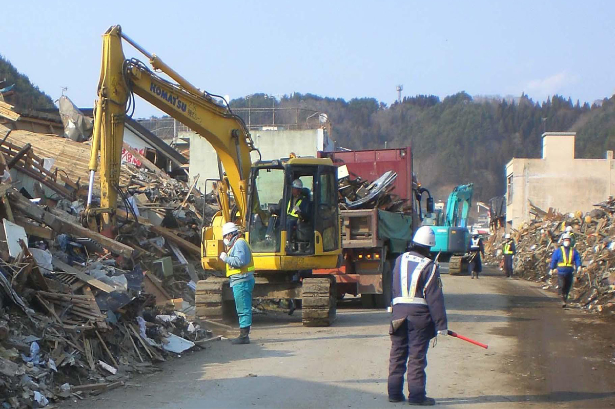 不眠不休で道路啓開に当たった、地元建設業者(3月19日の宮古市田老地区にて) / 出典:国土交通省東北地方整備局