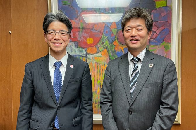 福岡県県土整備部長　見坂 茂範さん（左）、福岡市財政局理事　竹廣 喜一郎さん（右）