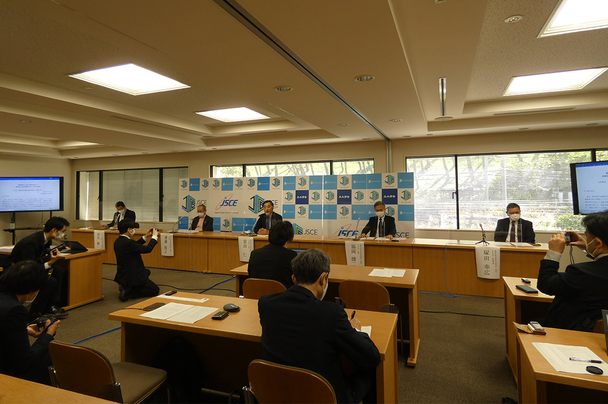 4月9日に開催された声明発表での記者会見のもよう。会見に当たった、土木学会豪雨災害対策総合検討委員会の家田仁委員長（土木学会会長）、塚原健一幹事長（九州大学工学部土木工学科教授）、廣瀬隆正委員（三菱地所株式会社顧問）、福岡捷二委員（中央大学研究開発機構教授）