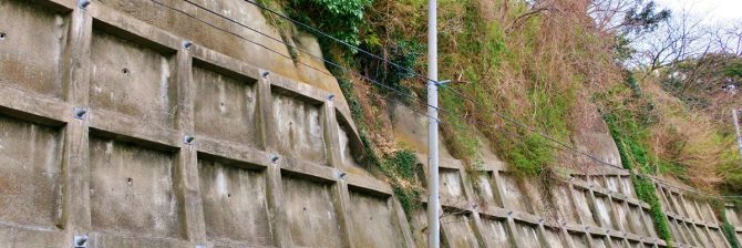 鉄筋挿入工の頭出しは、周囲の起伏に応じて決める