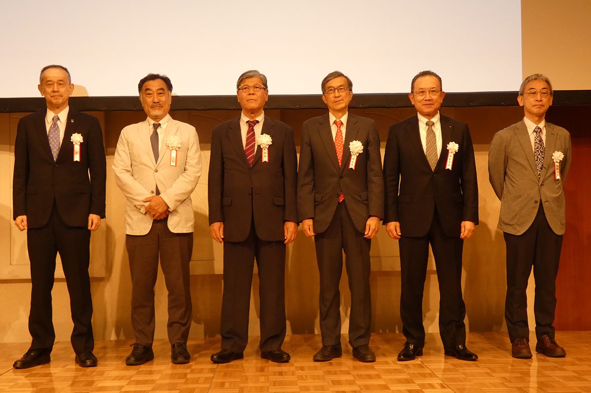 定時総会後、家田仁前会長・谷口博昭新会長、上田多門次期会長や 各新副会長らが並んで記念写真