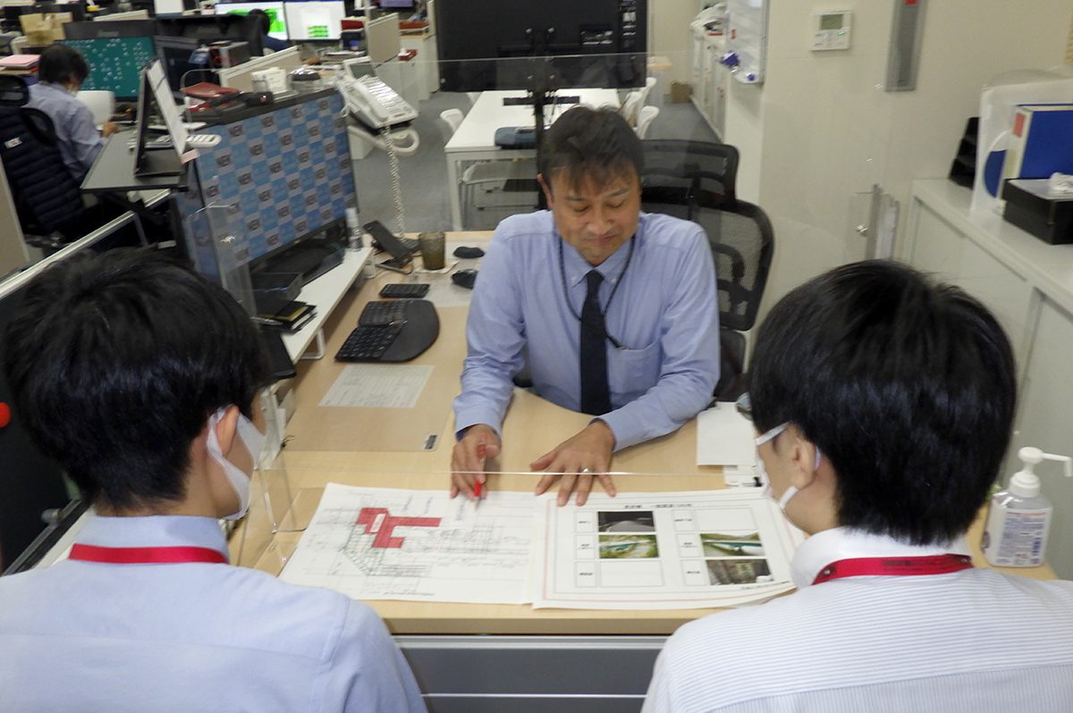 部下に業務内容を説明する後藤さん
