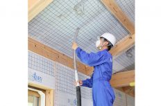 「隙間なく壁に吹き込み結露を防げ」地域工務店が断熱材を自社開発したワケ