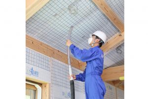 「隙間なく壁に吹き込み結露を防げ」地域工務店が断熱材を自社開発したワケ