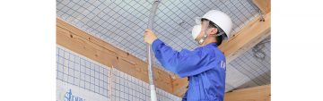 独自開発した機材を活用し、隙間なく断熱材を吹き込む