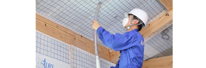 「隙間なく壁に吹き込み結露を防げ」地域工務店が断熱材を自社開発したワケ