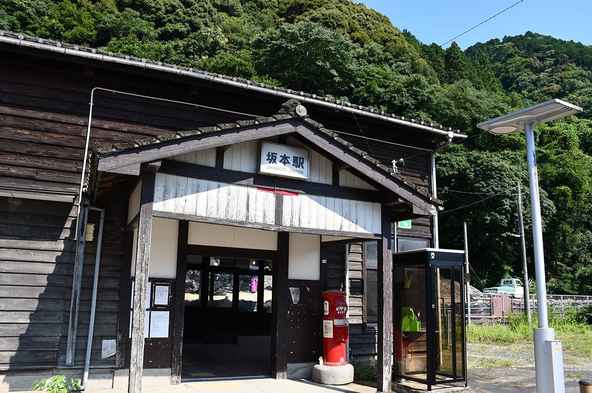 坂本駅舎。赤いテープは浸水したときの最高水位を示す。