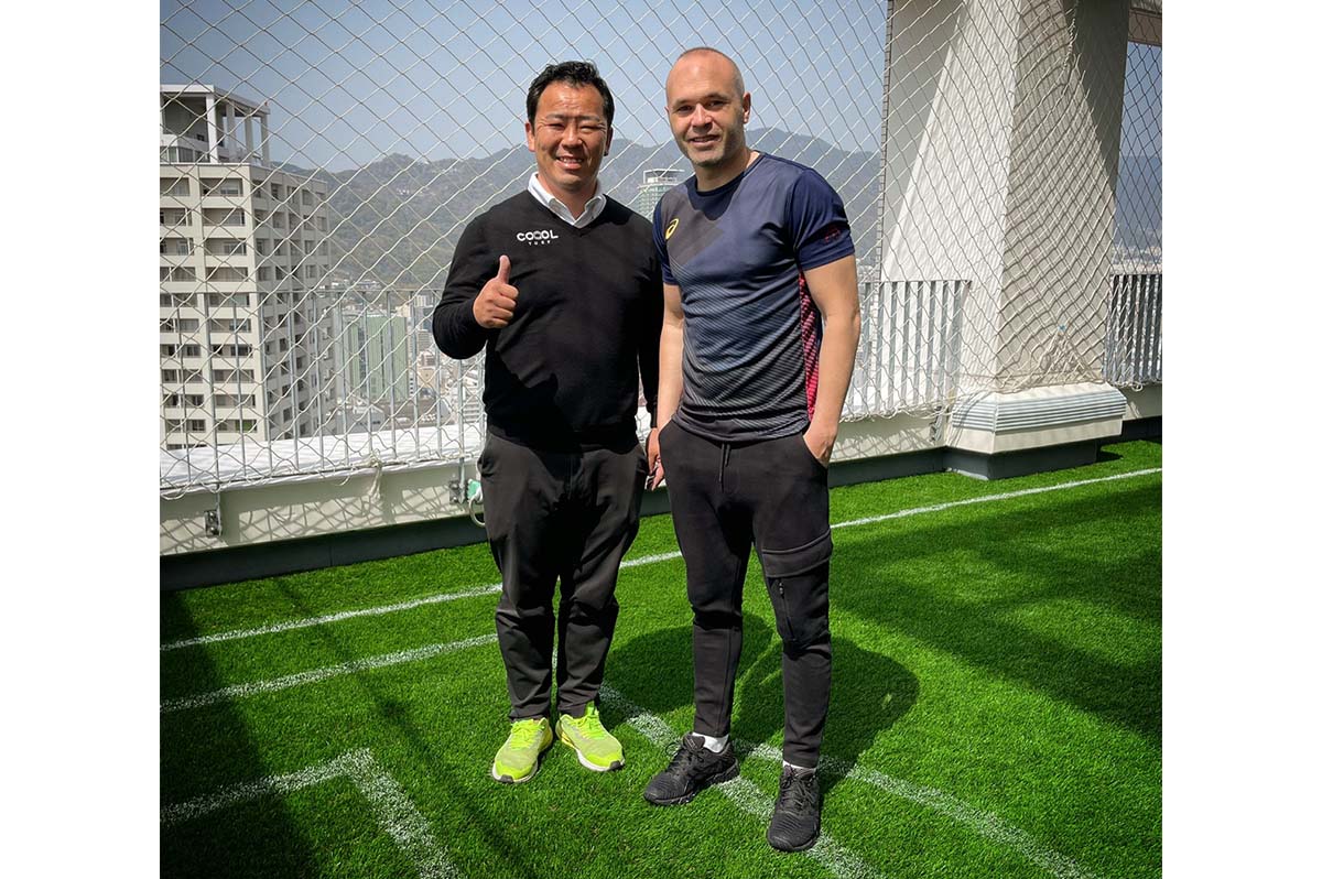 イニエスタも絶賛の人工芝を開発した元 現場監督 建築のノウハウで 日本のスポーツ環境を変える 施工の神様