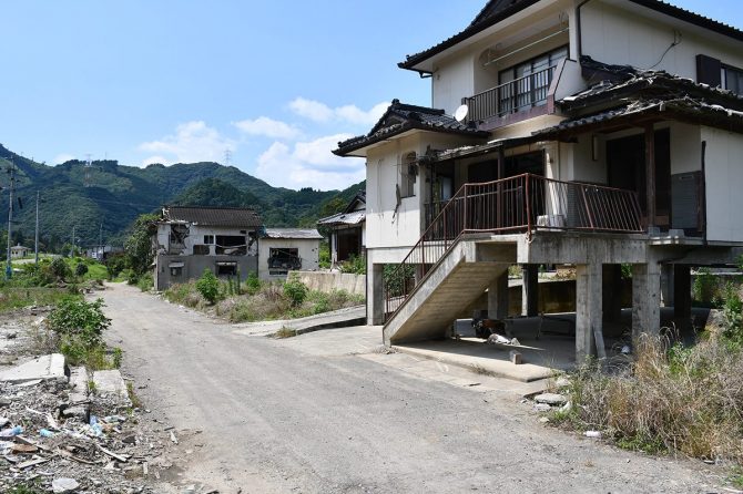 被災したまま取り残された家屋（球磨村渡地区）