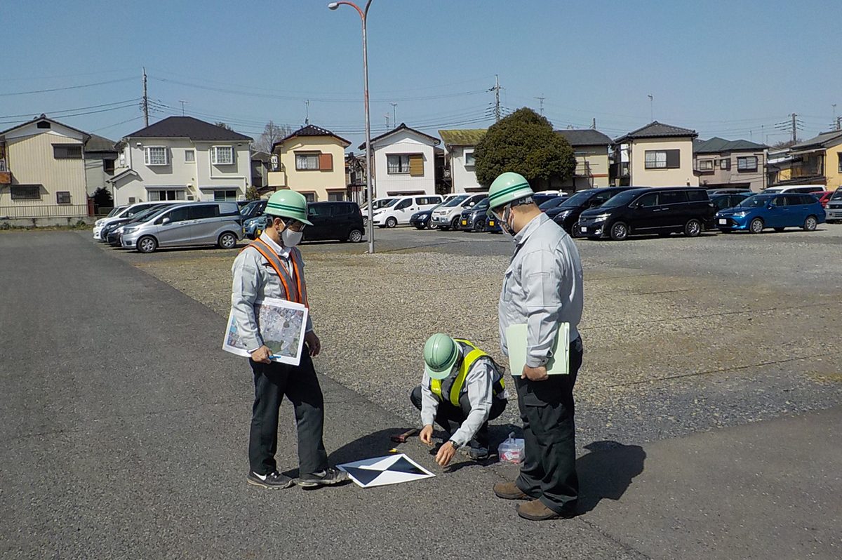 ドローンによる空撮用の対空標識の設置作業（右が秋山さん）