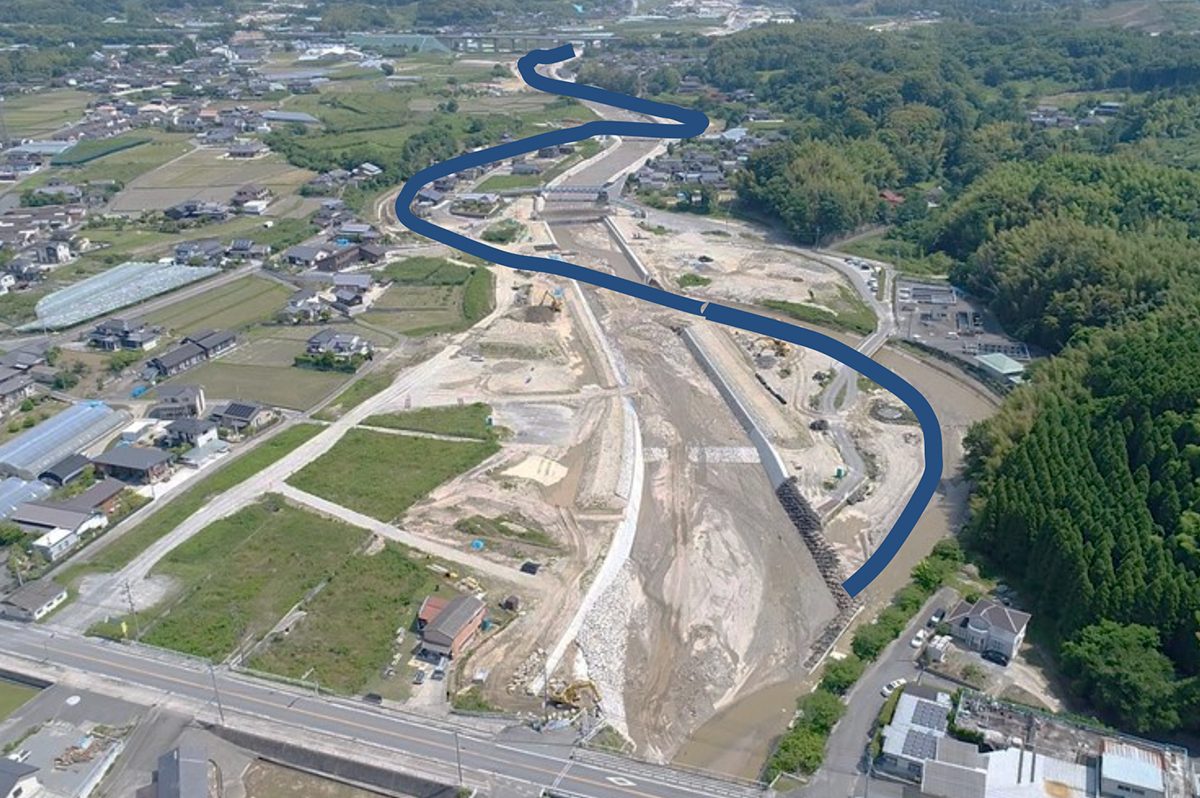 最近の赤谷川。青線はもともとの河川線形（画像提供：九州北部豪雨復興センター）