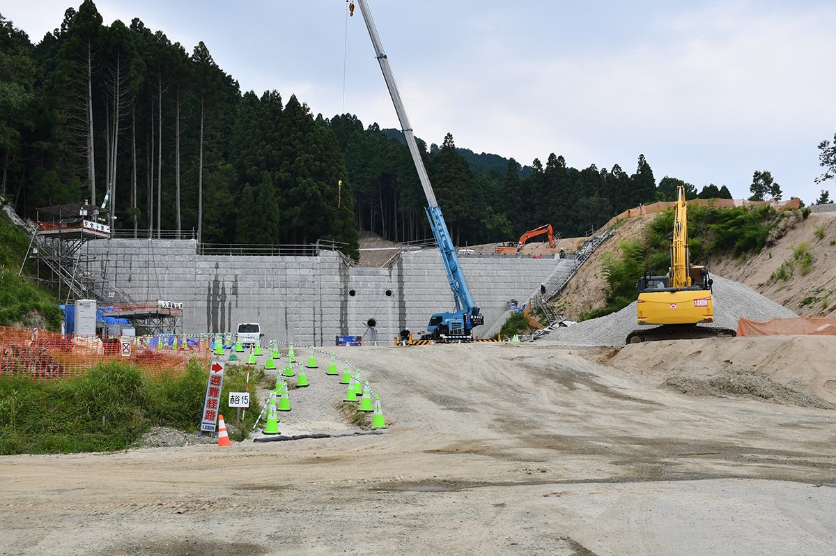 建設中の砂防堰堤