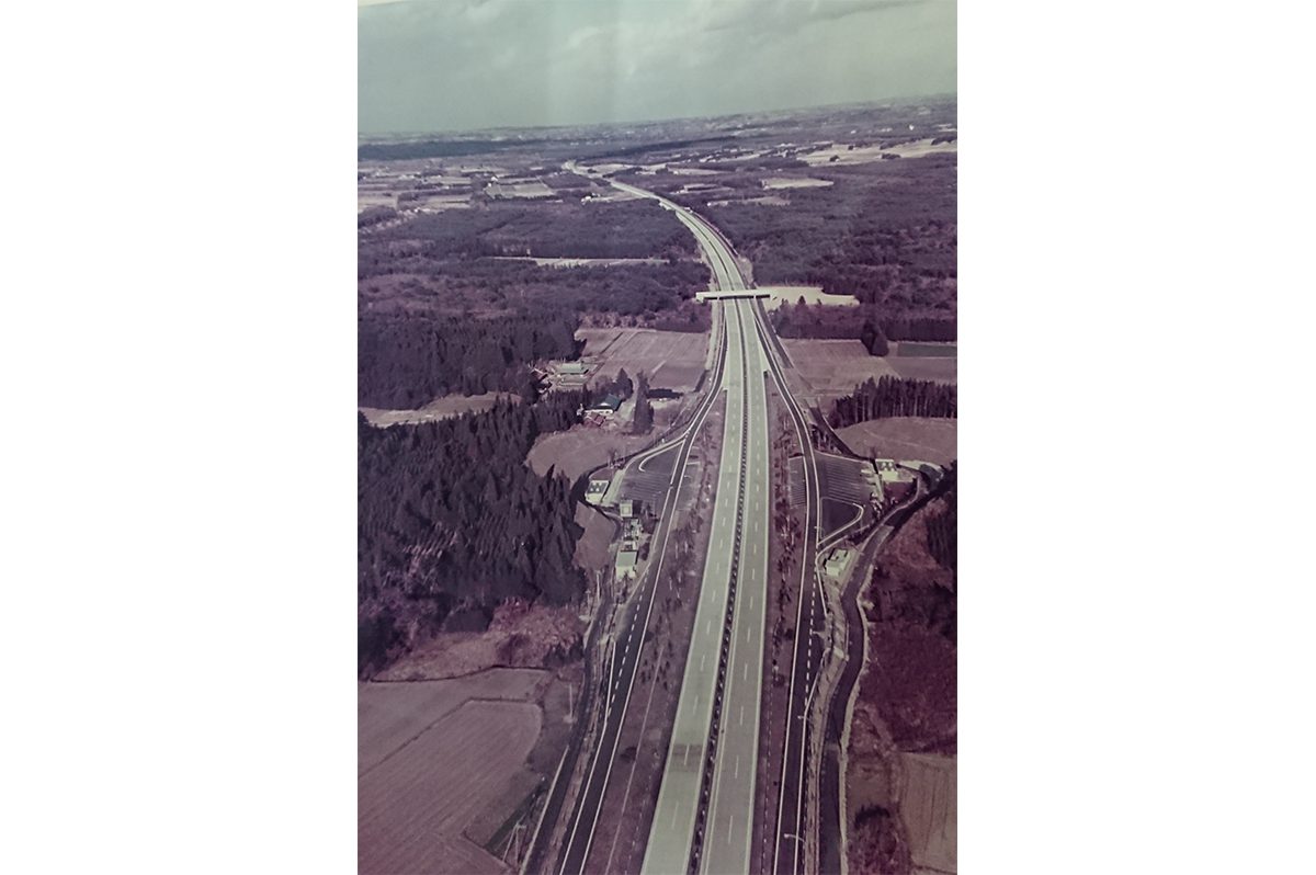 荒井さんが従事した東北自動車道黒磯PA付近での舗装工事の完成写真。日本初の高速道路コンクリート舗装だった。（画像提供：荒井さん）