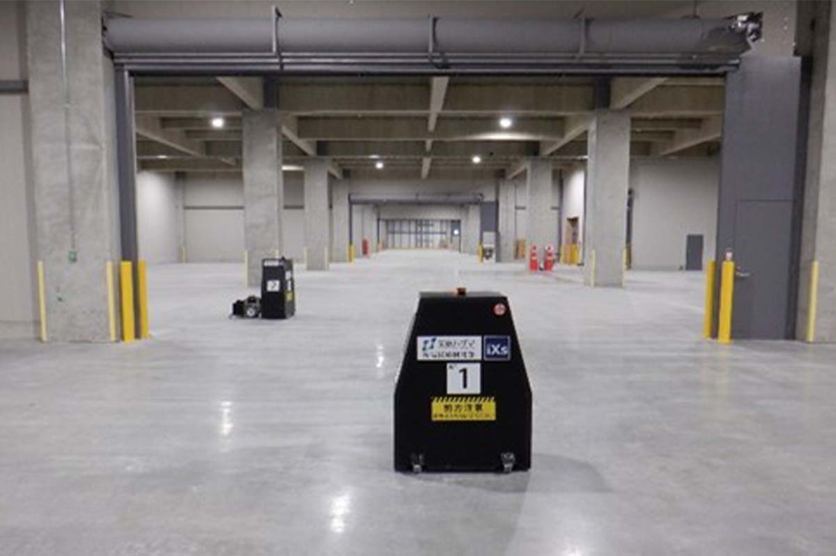 施工の神様 | 0.1mmのクラックも見逃さない。床コンクリのひび割れ検査