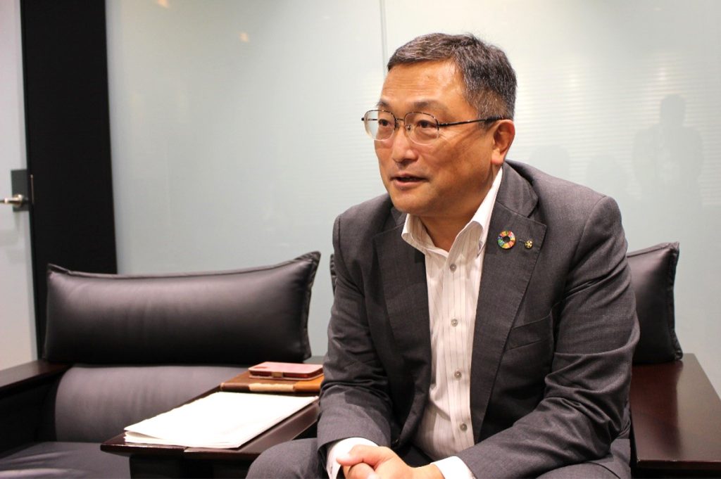 「建築に木のぬくもりを」と語る、大豊建設建築本部の高畑真二副本部長（建築営業部長兼開発事業部長）