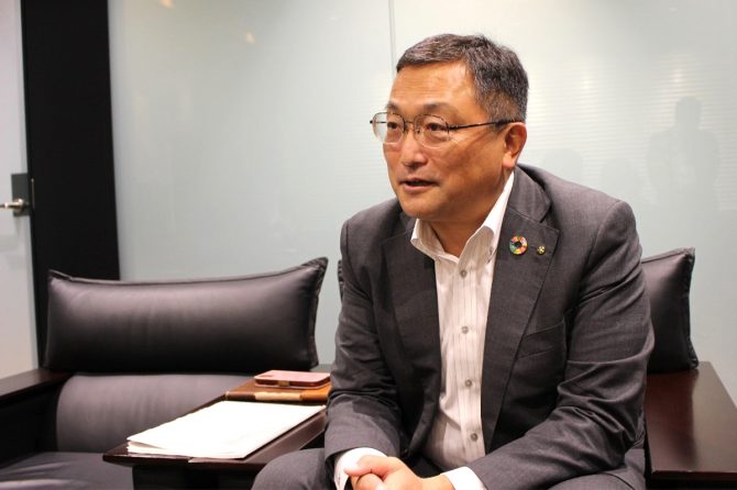 「建築に木のぬくもりを」と語る、大豊建設建築本部の高畑真二副本部長（建築営業部長兼開発事業部長）