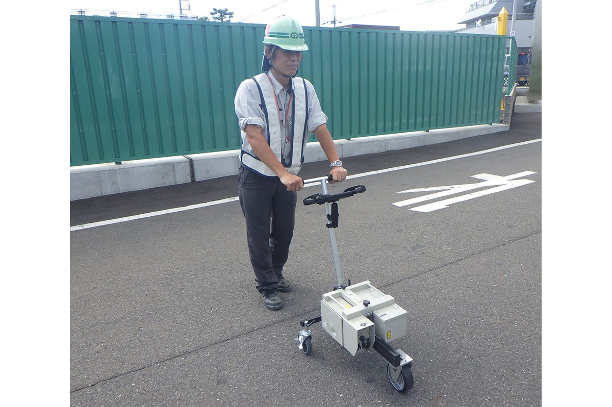 道路横断形状の測定をする飯田さん