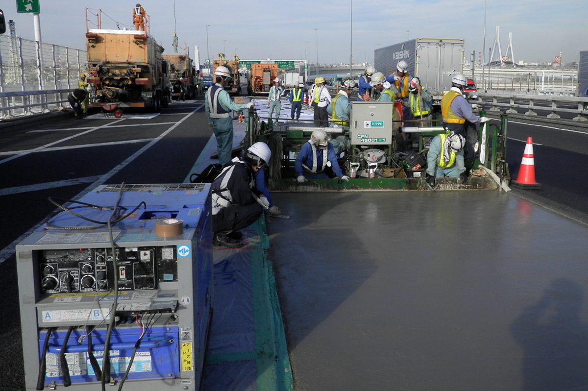 首都高横浜ベイブリッジでの施工の様子(画像提供:荒井さん)