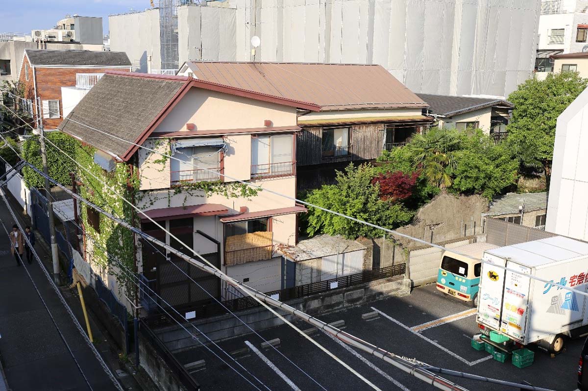 東急沿線でも老朽化した物件も多い（写真は東京都渋谷区神宮前の「再生建築」前の「ミナガワビレッジ」）