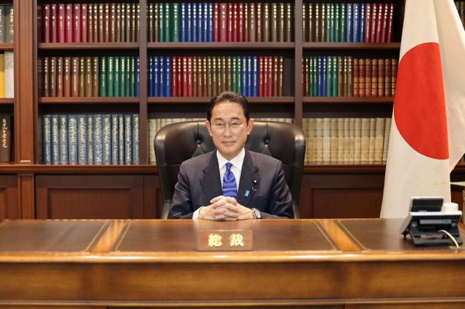 党総裁の椅子に座る岸田氏（公式Twitterより）