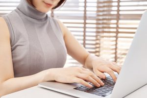 幼女顔で胸やお尻を強調…。工事看板の二次元美少女キャラも女性蔑視!