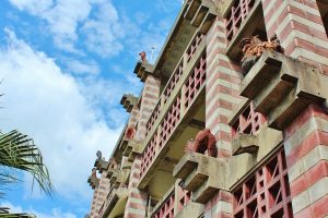 「美しすぎる…」 沖縄県内の庁舎のデザイン性が高い理由は”気候”にあった？