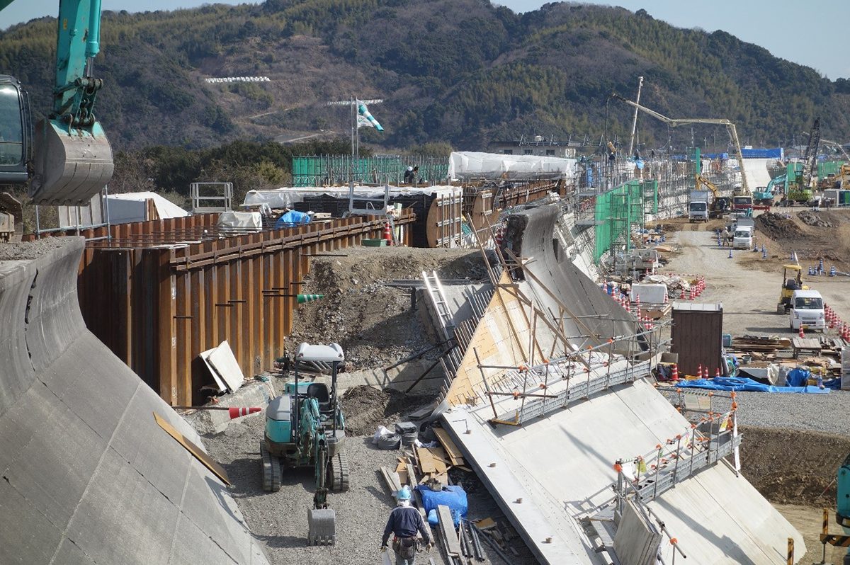 鋼矢板を用いた粘り強い防潮堤の建設(高知県高知海岸) ※画像:原教授提供