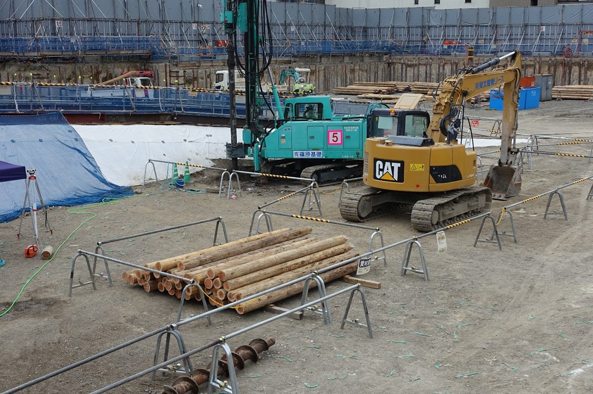 丸太による液状化対策工事(高知県高知市新庁舎建設工事) ※画像:原教授提供