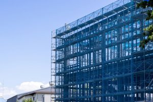 枠組足場とは？部材や規格、組み立て方、メリット・デメリットについて解説