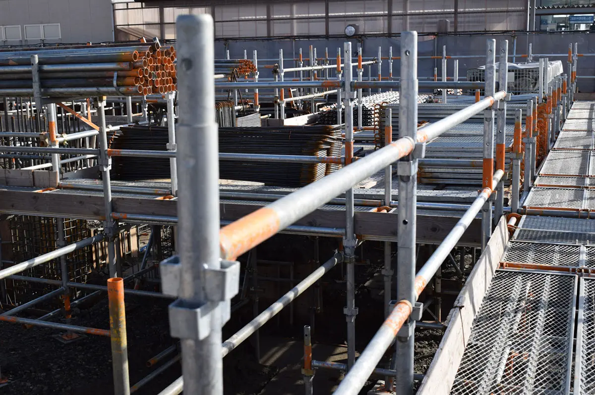 枠組足場とは 部材や規格 組み立て方 メリット デメリットについて解説 施工の神様