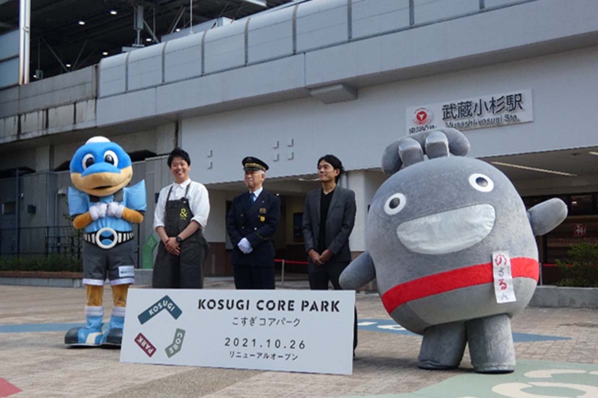 左から、Jリーグ・川崎フロンターレのマスコット「ふろん太」、「&bird」の北野貴之店長、武蔵小杉駅の高塚豊駅長、「LATTE GRAPHIC」の内園豪智ストアーマネージャー、東急のキャラクター「のるるん」