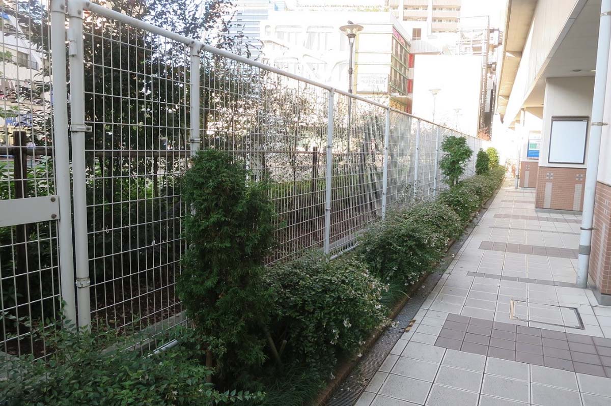 かつて高架下のフェンスが駅と公園を分断し、賑わいという点では課題もあった「こすぎコアパーク」 / 提供:川崎市