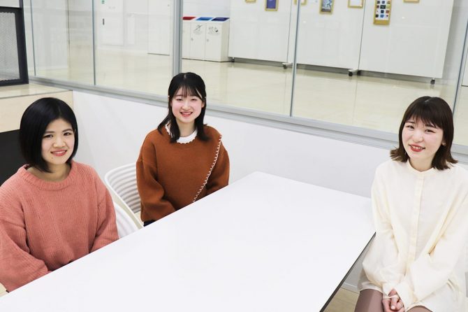 共立女子大学 家政学部 建築・デザイン学科の3名（左から、岩渕さん、浦田さん、榎本さん）