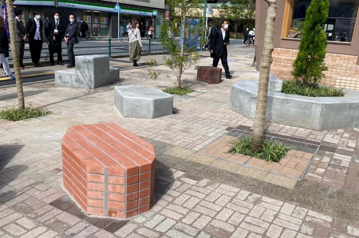 石ころのようなベンチを配置するなど、細かい点で工夫を凝らした