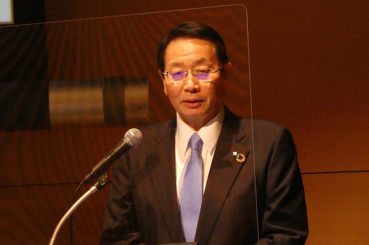 売上高・営業利益等の2021年の業績を説明する堀秀充代表取締役社長