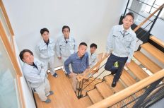 独立を支援する「逆独立採用」で、協力会社の職人を自社の社員に