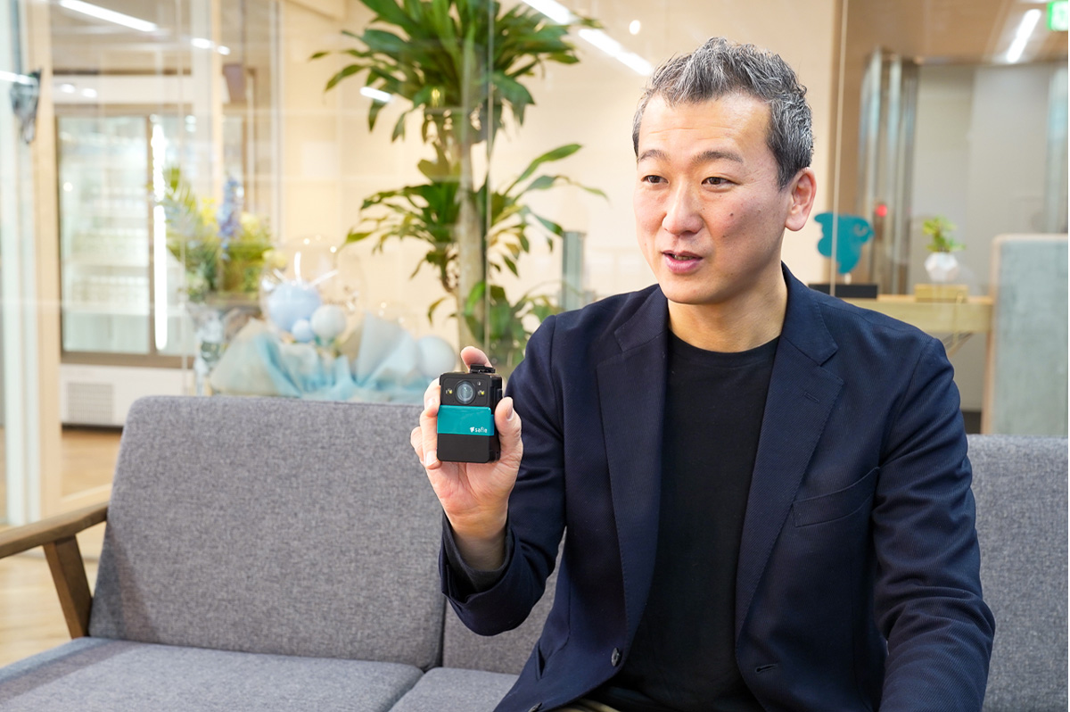 鈴木さんが手に持っているのが「Safie Pocket2」。これを胸ポケットやヘルメットなどに装着し、現場を録画・撮影できる。