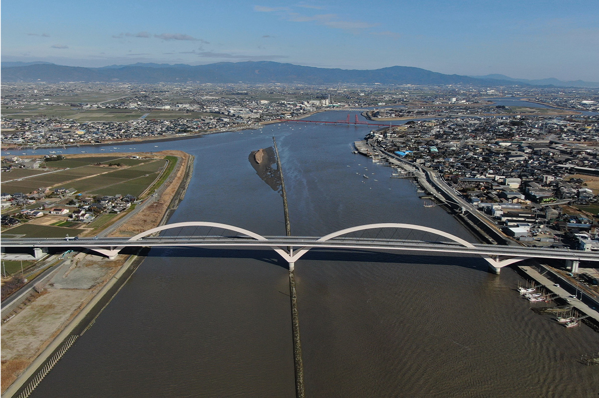 歴史遺産に寄り添い、貴重な風景との調和に十分に配慮した有明筑後川大橋