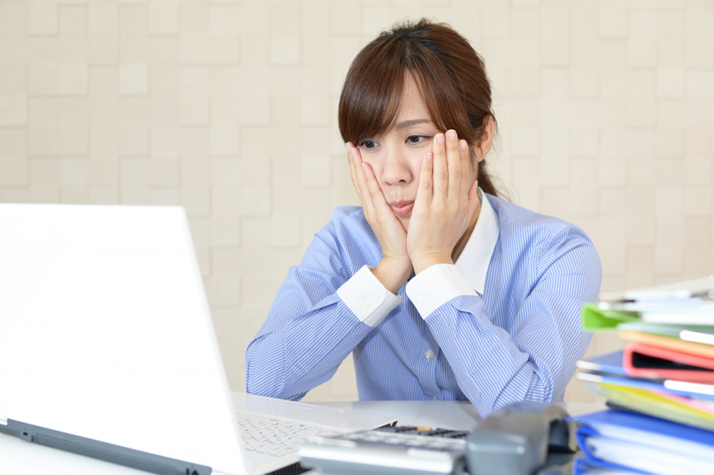 ゼネコンの見積担当者が悩んでいる様子