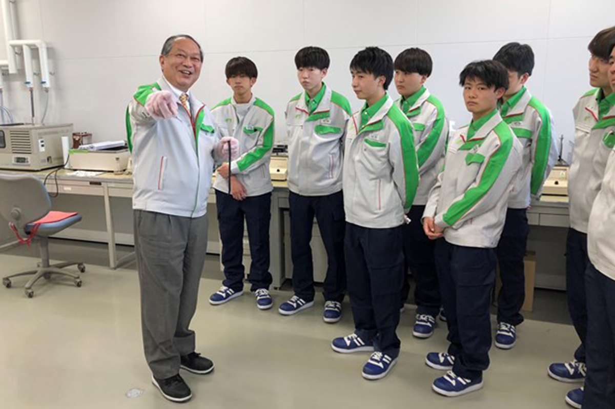 若者にレクチャーする羽入さん