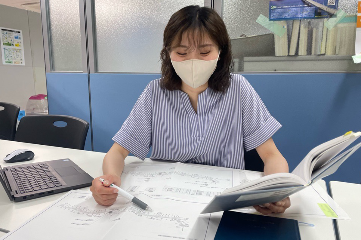仕事中の越野さん（本人提供）