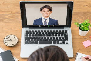 オンライン面接で目が合わない学生。画面の向こうで何してる？