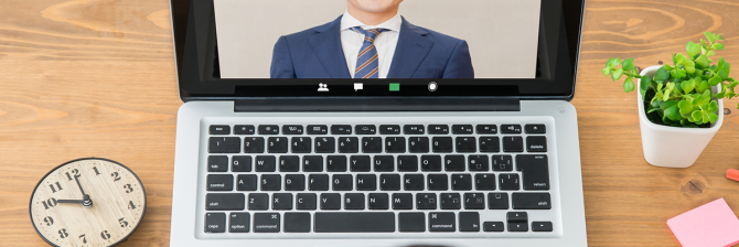 オンライン面接で目が合わない学生。画面の向こうで何してる？