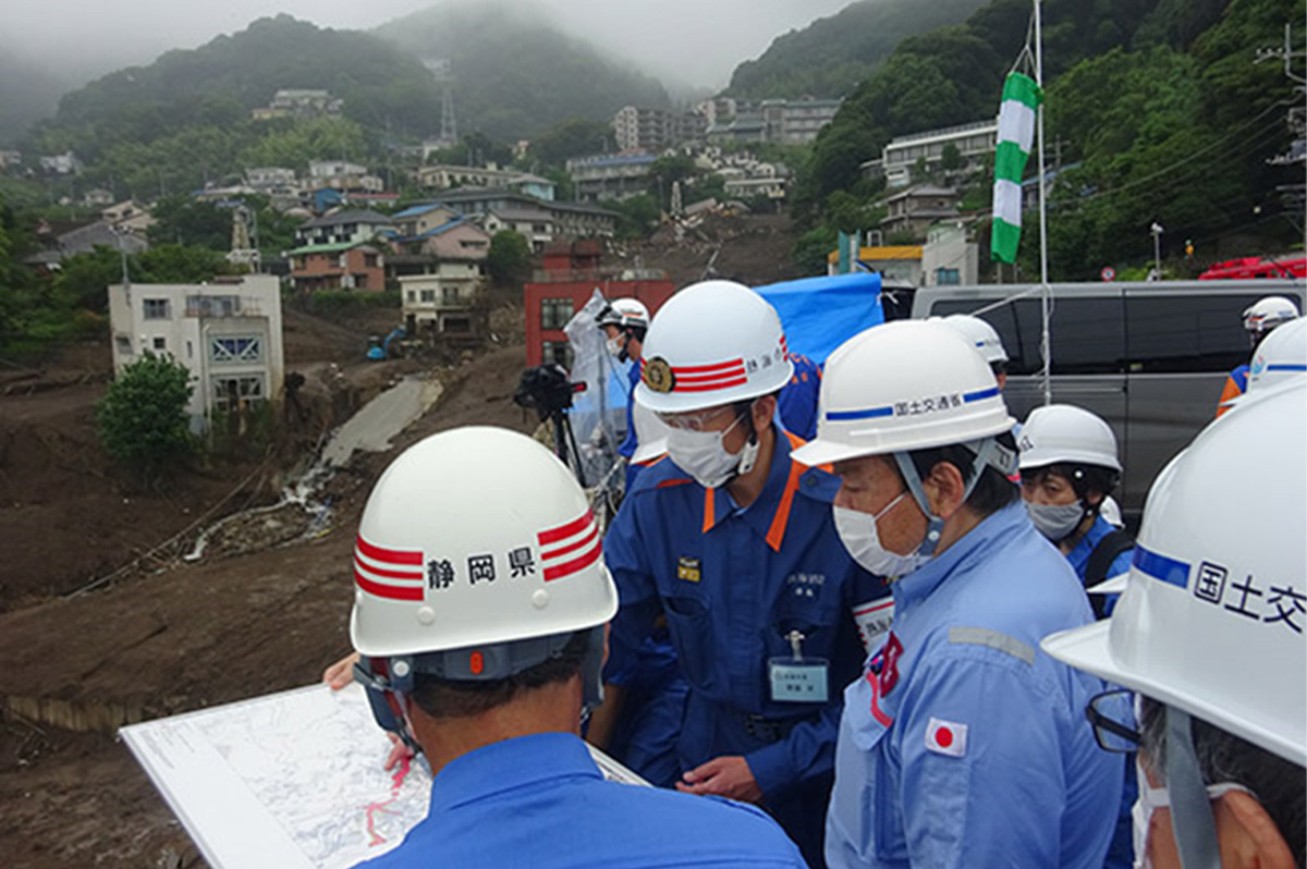 赤羽一嘉国土交通大臣(当時)が、2021年7月の静岡県・熱海市の被災状況を視察した時の模様 / 出典:国土交通省HP