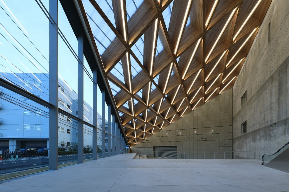 「大東建託株式会社 ROOFLAG 賃貸住宅未来展示場」の大屋根の部分では、CLTパネルを用いた