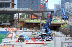 【衝撃】民間工事で「4週8休以上」は”たった8.6％”。建設業界の週休2日はいつ実現する？