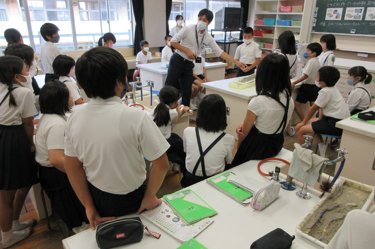 岡山河川時代。小学5年生に対して、出前講義をした写真